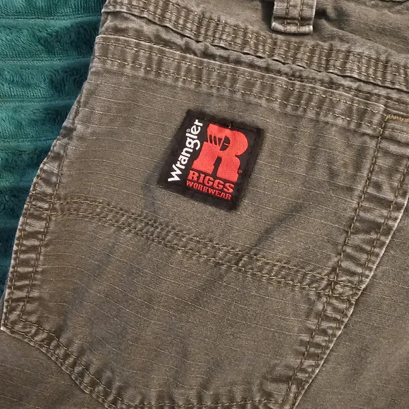 Wrangler Men's Olive and Gray Cargo Shorts - Picture 8 of 12